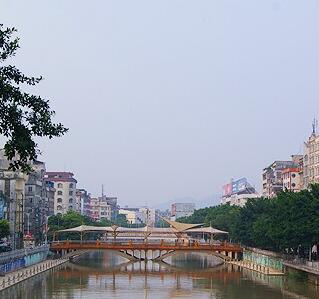 陸川縣位于廣西東南部，東連北流市，北接玉州區(qū)，西壤博白縣，南鄰廣東廉江、化州兩市，因轄區(qū)內(nèi)有九洲江、米馬河等6條主要河流而得名。全縣總面積1554.32平方公里，轄14個鎮(zhèn)164個行政村（社區(qū)），總?cè)丝?11.45萬人，是廣西第二大客家人聚居縣，是打響桂東南抗日武裝起義第一槍的紅土地。