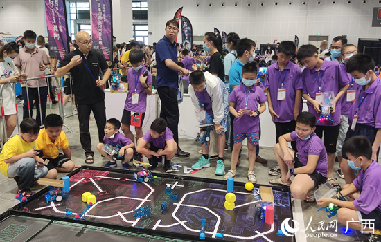 學(xué)生們正在進(jìn)行技能展示。人民網(wǎng) 王勇攝