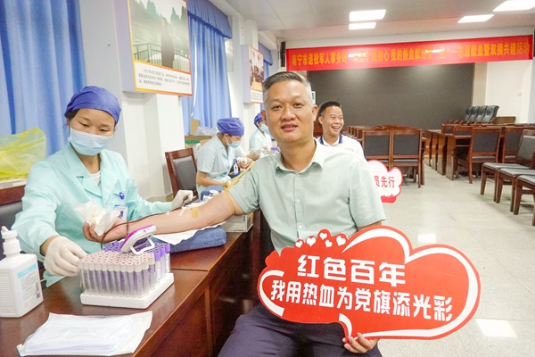 獻(xiàn)血現(xiàn)場(chǎng)。鄒財(cái)鱗攝