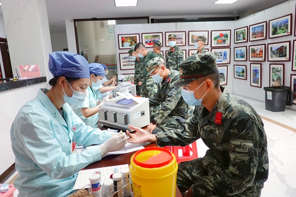 采血現(xiàn)場。鄒財鱗攝