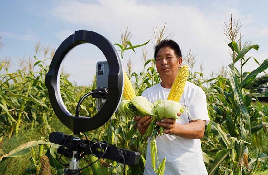 農(nóng)民在做直播銷售水果玉米。