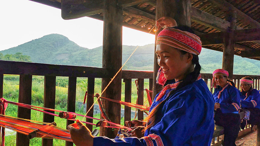 風(fēng)雨橋上織錦忙。