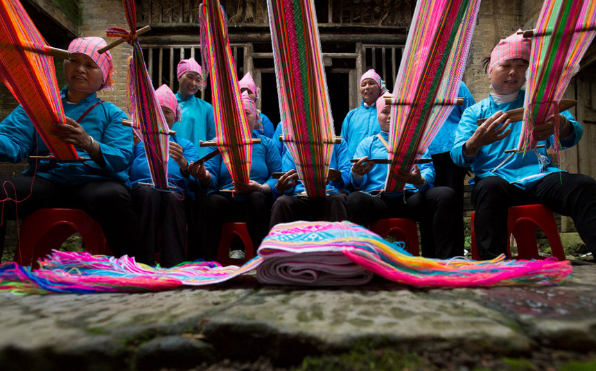 瑤家婦女農(nóng)閑忙織錦。