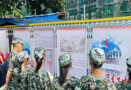 ͬ�W(xu��)���ڡ��tɫ���桷���}�Ļ��L��ǰ���^�W(xu��)��(x��)�� �f���z