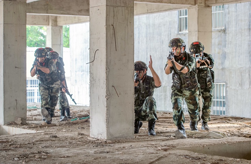 一名武警官兵示意隊(duì)友發(fā)起突擊。