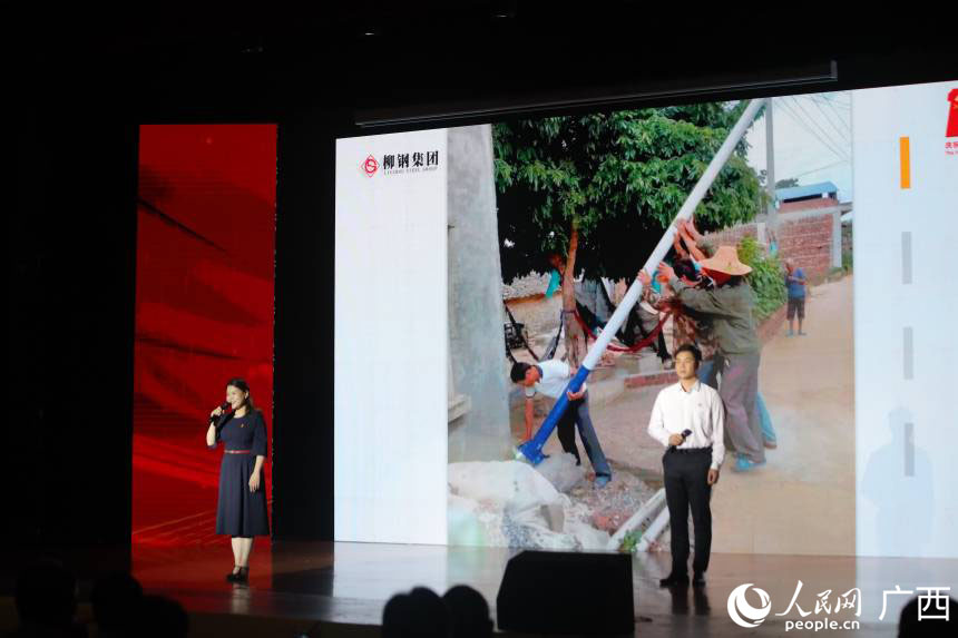 廣西柳州鋼鐵集團有限公司帶來的作品《直面光明 黑暗就永遠在我身后》。人民網 吳明江攝