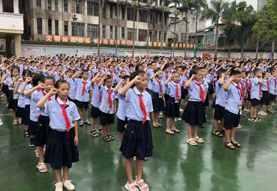 宣誓立志。巴馬瑤族自治縣第一小學(xué)供圖
