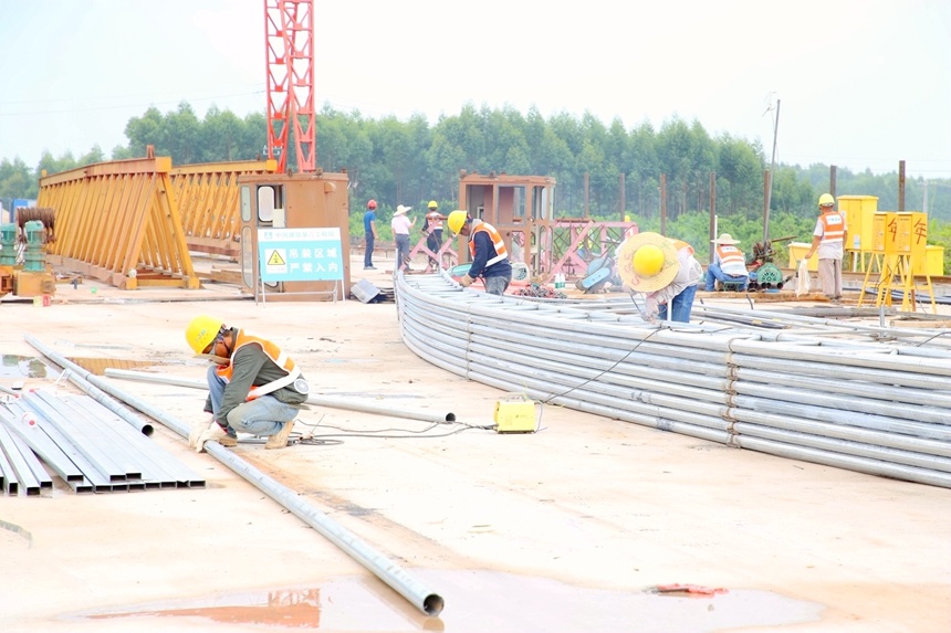 工人頂著烈日在施工。劉志寧攝