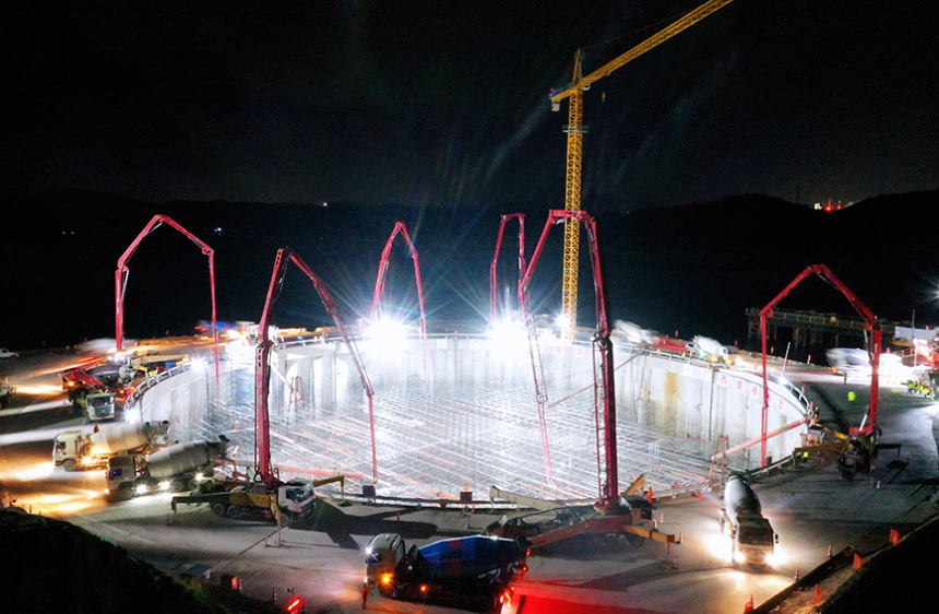 夜間施工。龍門大橋項目方供圖