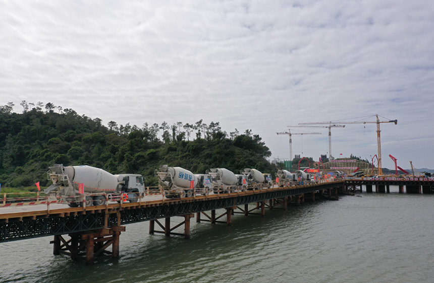 攪拌運(yùn)輸車隊供應(yīng)混凝土。項目方供圖