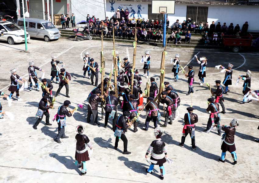 村民們在排練堯告式蘆笙踩堂舞。覃美攝