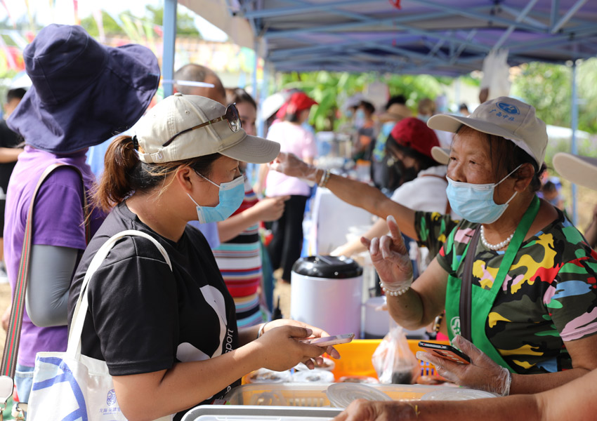 9月25日,海城區(qū)在地角街道流下村舉行慶祝2021年中國農(nóng)民豐收節(jié)活動。韓漫婷攝