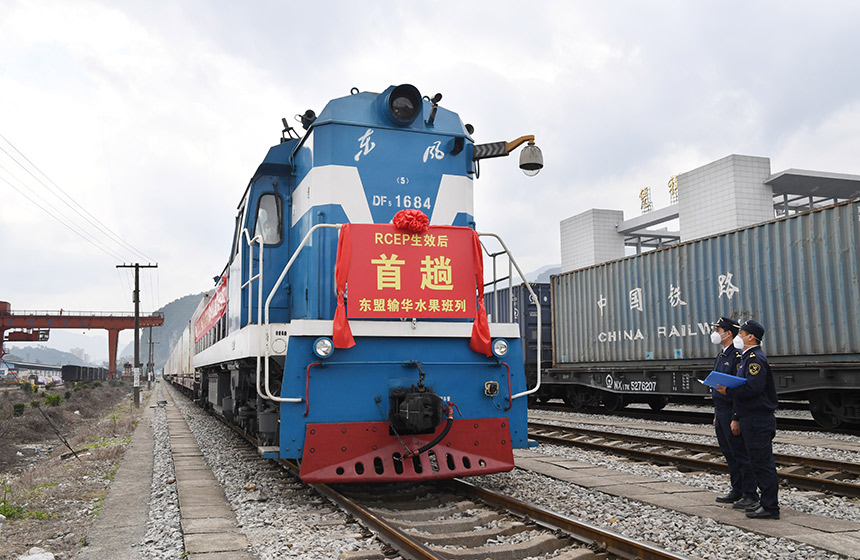 海關(guān)工作人員對班列進行核檢。