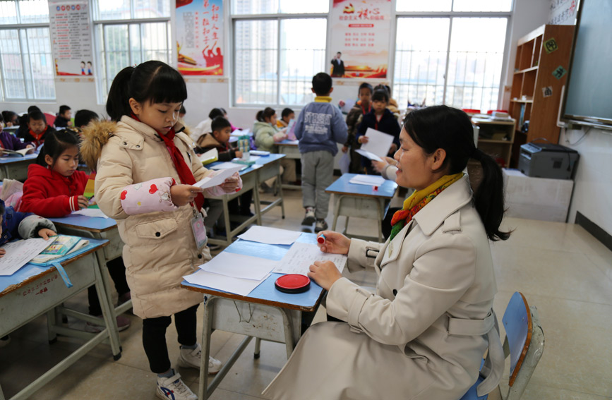 貴港市達開實驗小學(xué)二年級學(xué)生正在進行期末“考試”闖關(guān)。張思攝