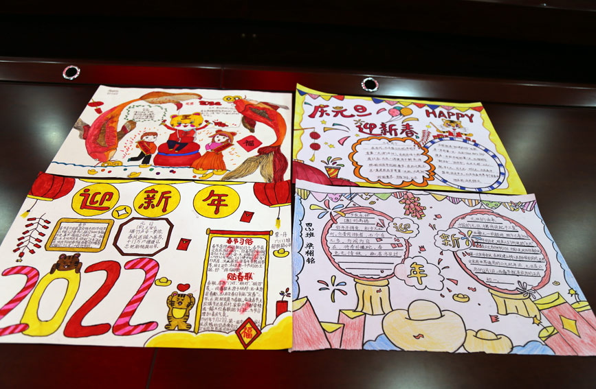 貴港市港北區(qū)郁林路小學(xué)期末美術(shù)科目“考試”作品——2022年板報(bào)。張思攝