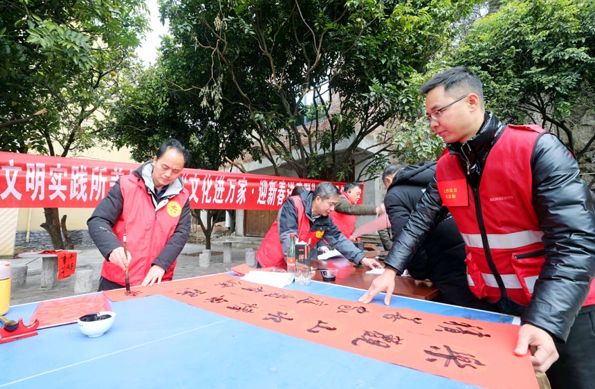 書法協(xié)會(huì)志愿者們免費(fèi)為老百姓寫春聯(lián)送祝福。
