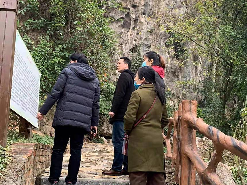 游客興致勃勃游覽樂山屯的讀書巖