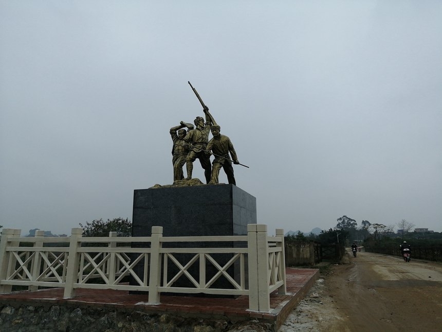 夏黃渡口的英雄雕塑