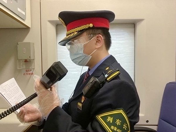 鄧捷仁進行廣播宣傳工作。覃露清攝