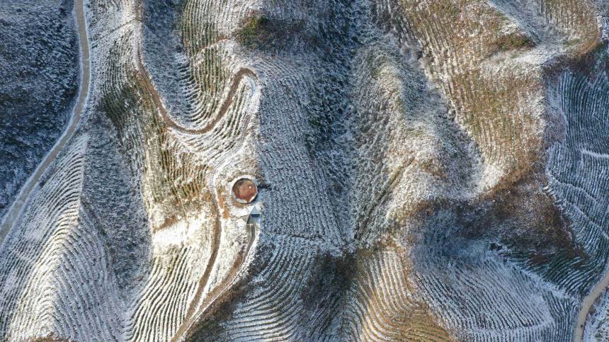 無人機(jī)航拍的三江侗族自治縣獨(dú)峒鎮(zhèn)大塘坳雪景。龔普康攝