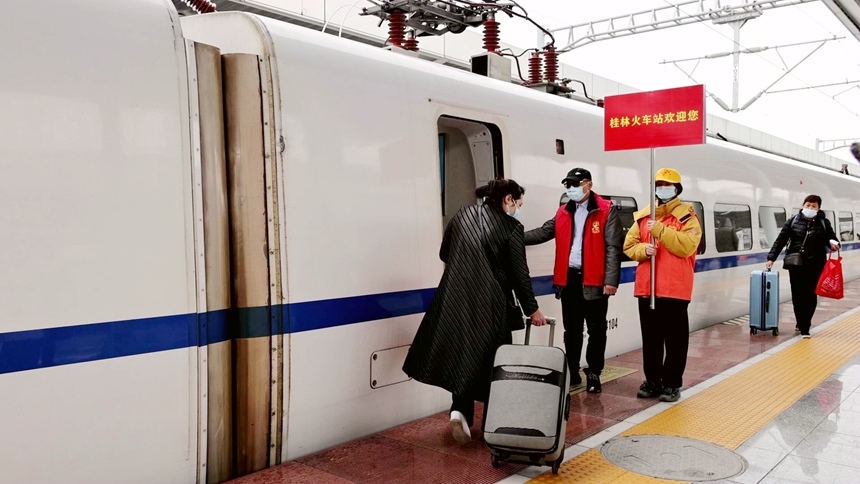 務(wù)工人員有序乘車。林鶴攝