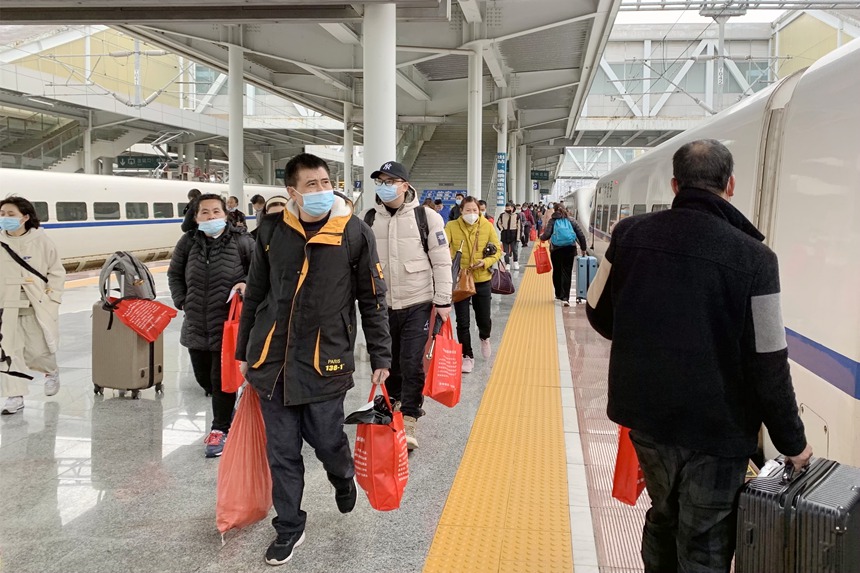 務(wù)工人員有序乘車。封榮權(quán)攝