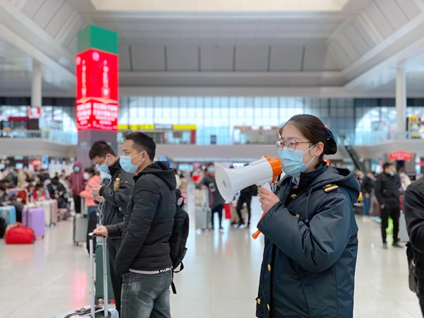 南寧車站客運員宣傳引導(dǎo)旅客分散就坐候車。于莉攝