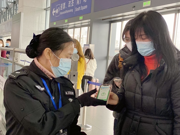 南寧車站工作人員在進站口核查旅客行程卡。于莉攝