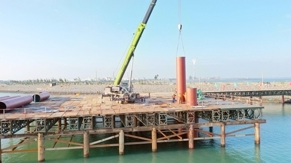 神華送出工程海上塔位正在鋼平臺(tái)上進(jìn)行打樁基礎(chǔ)作業(yè)。方宇攝