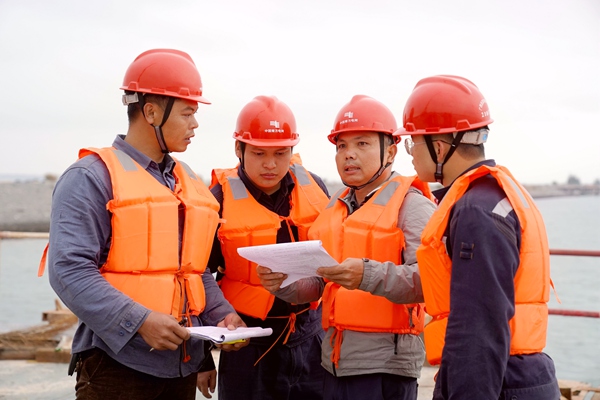 施工現(xiàn)場(chǎng)溝通協(xié)調(diào)。賴永杏攝