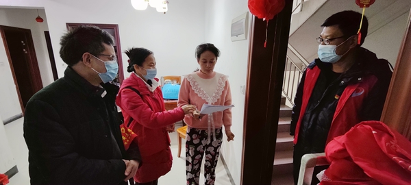 黨員干部深入社區(qū)、街道開展疫情排查工作。