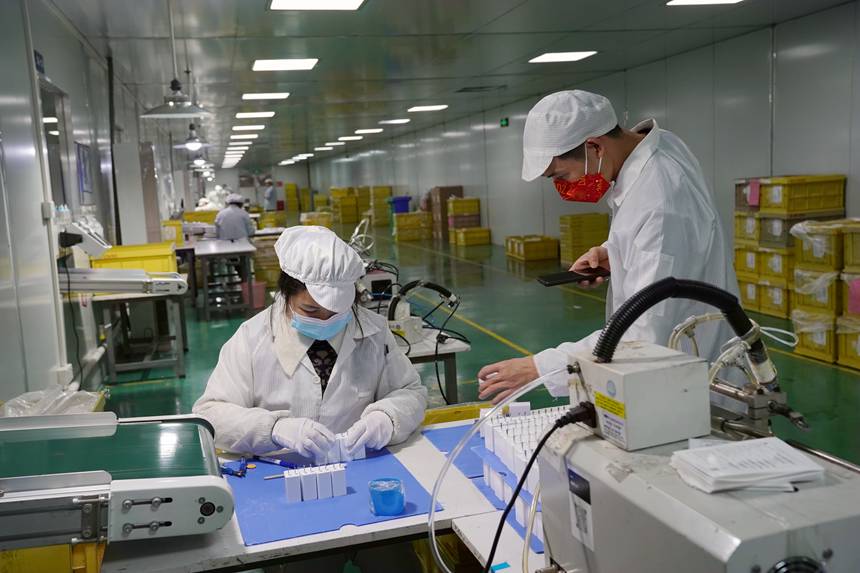 工廠車(chē)間內(nèi),工人們忙著生產(chǎn)。歐馨駿攝