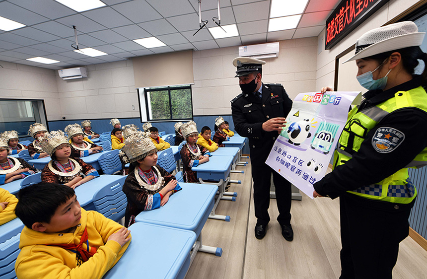 2��21�գ��ڏV�����ٸ������οh�����(zh��n)����С�W(xu��)�����ٽ��ܴ�����ڽo�W(xu��)�����v�⽻ͨ��ȫ��Ҏ(gu��)��