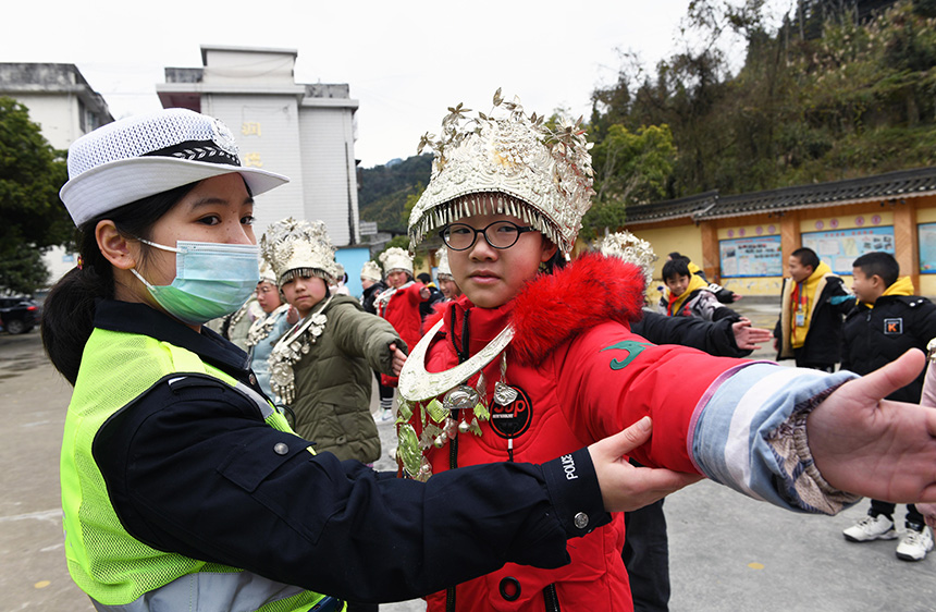 2��21�����ڏV�����ٸ������οh�����(zh��n)����С�W(xu��)�����ڽo�W(xu��)�����v�⽻ͨ�ք���̖��