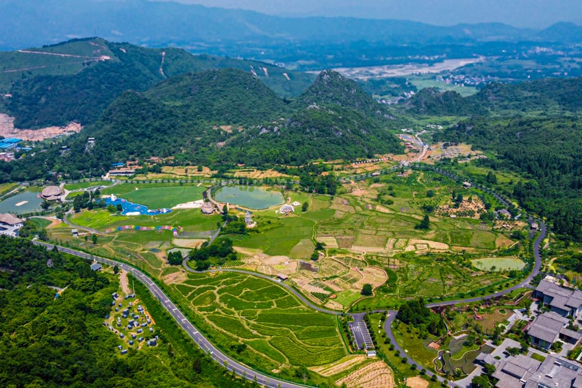 全州縣廟頭鎮(zhèn)用好績效考評“準繩”聚力鄉(xiāng)村振興全州縣廟頭鎮(zhèn)用好績效考評“準繩”，統籌謀劃、科學推進，奮力開啟新時代鄉(xiāng)村振興新篇章。強化績效目標管理，緊抓關鍵，用好資源稟賦和特色優(yōu)勢，狠抓產業(yè)結構調整，大力發(fā)展特色農業(yè)基地，推進產業(yè)多元化發(fā)展?！驹敿殹?