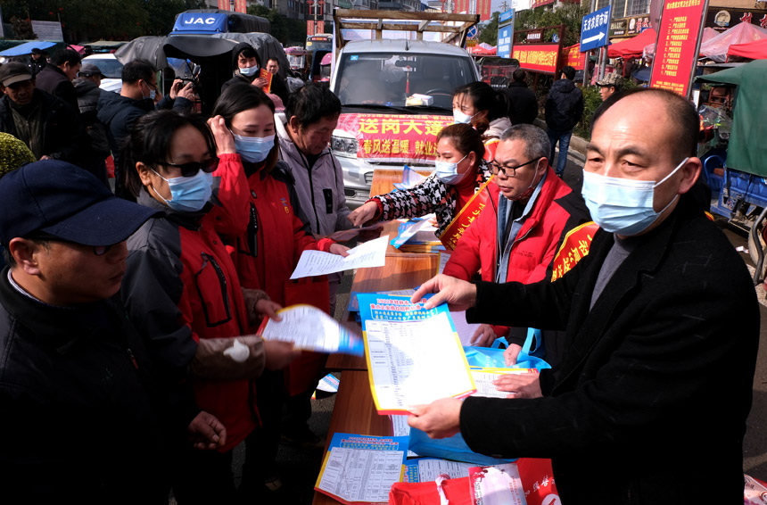 全州縣：“大篷車”下鄉(xiāng)送“崗” 就地“留人”促就業(yè)為了讓廣大農民工在“家門口”就能找到工作，連日來，全州縣開展“大篷車”送崗下鄉(xiāng)進村活動，第一時間將最新崗位信息送到求職者手中，確保供需雙方精準對接?！驹敿殹?