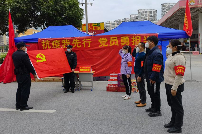 黨員在一線臨時(shí)黨支部重溫入黨誓詞。右江區(qū)委組織部供圖