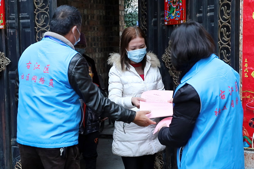 網(wǎng)格員上門開展回頭看行動。右江區(qū)委組織部供圖