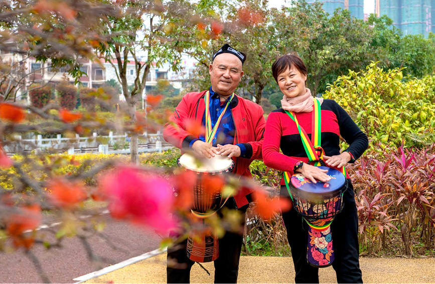 “候鳥老人”聚在一起載歌載舞。徐紹榮攝