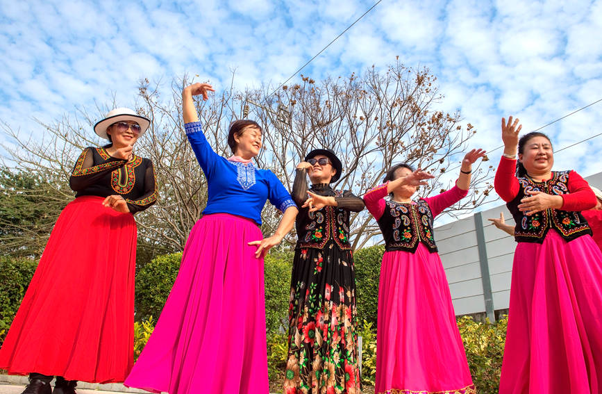 “候鳥老人”聚在一起載歌載舞。徐紹榮攝