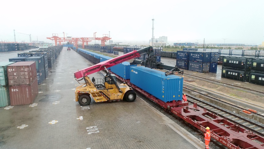 一輛吊車正在吊裝集裝箱。陳磊攝