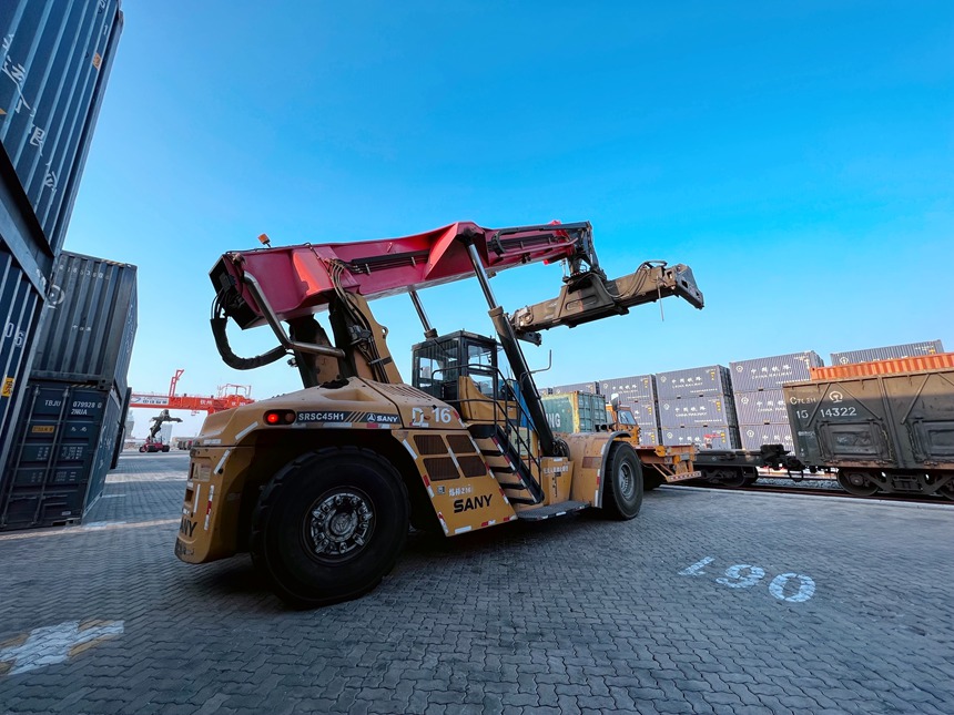 一輛吊車正在裝卸集裝箱。陳磊攝