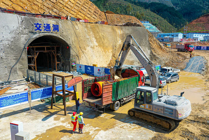 武鳴區(qū)：“繡花功夫”造勢(shì) 助力項(xiàng)目建設(shè)2月17日，南寧市武鳴區(qū)專題召開(kāi)“項(xiàng)目為王”宣傳工作布置會(huì)，研究部署城區(qū)工業(yè)、農(nóng)業(yè)、教育園區(qū)、高鐵北站等重大項(xiàng)目宣傳工作。這是今年武鳴區(qū)聚焦項(xiàng)目建設(shè)，召開(kāi)的第4次專題宣傳工作會(huì)議?！驹敿?xì)】 