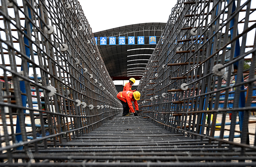 工人捆扎箱梁鋼筋籠。