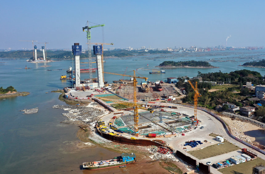 廣西濱海公路龍門大橋兩岸主塔成功突破百米大關(guān)。張涵攝