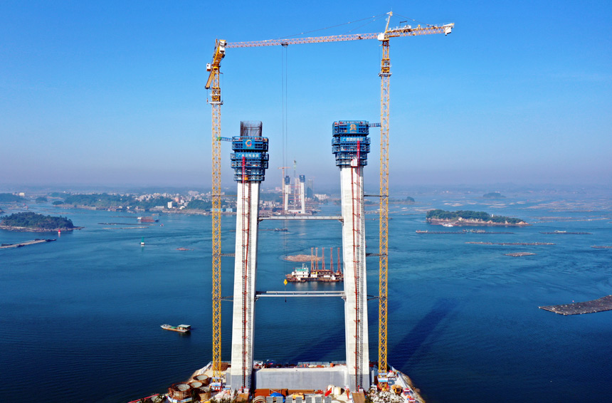 龍門大橋主塔突破百米大關(guān)。王盈盈攝