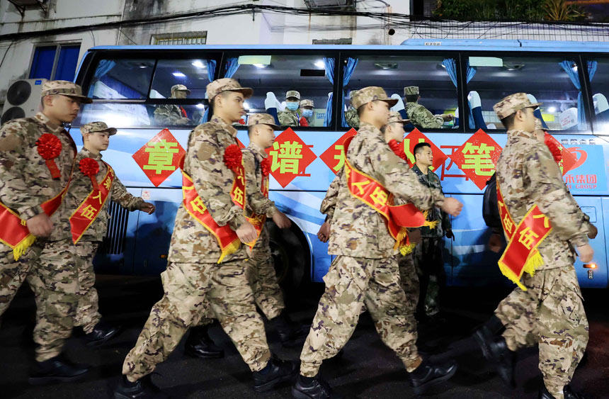 ��(zh��n)ʿ���(du��)��܇(ch��)����܊�I(y��ng)��