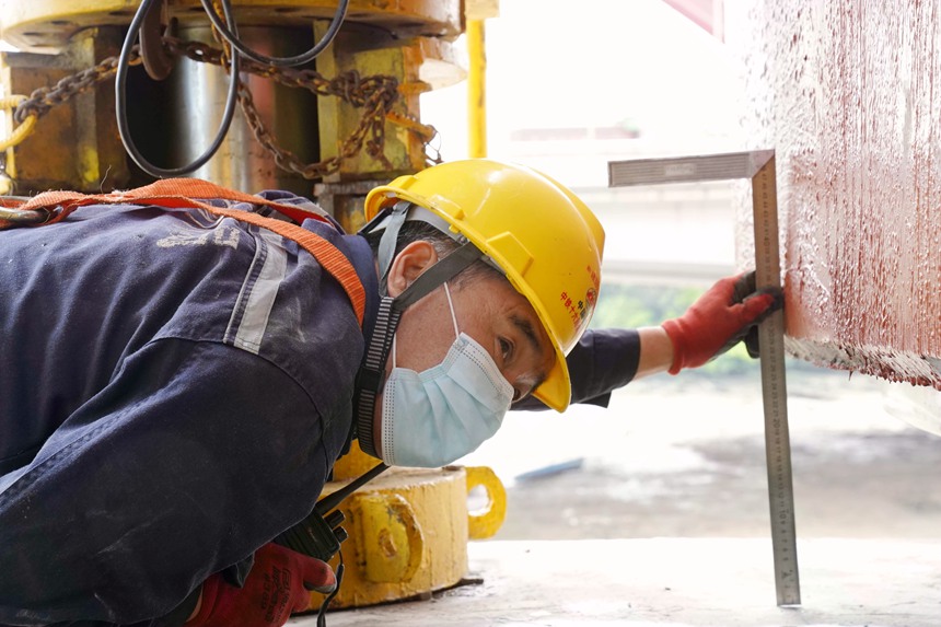 工人正在調(diào)梁。甘璐攝