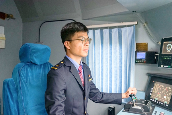 圖為余威成正在值乘。勞福寧攝