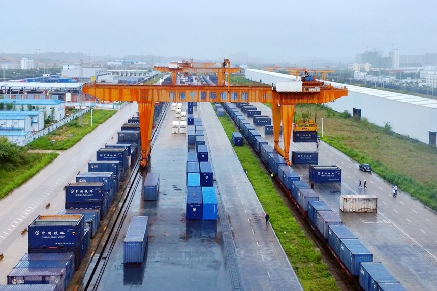 白糖集裝箱裝上火車。田昌友攝